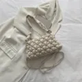 Weiß gesteppte Umhängetasche für Damen, stylische Cloud Kissen Crossbody Tasche mit Griff. - Weiß