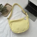 Modische gelbe Waffel-Hobo-Tasche für Damen, lässige Canvas-Umhängetasche mit süßem Anhänger. - Gelb