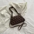 Braune gesteppte Umhängetasche für Damen, stilvolle Plissee Wolkenhandtasche mit Gurt. - Kaffeebraun