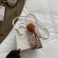 Weißer gesteppter Leder-Umhängetasche mit schickem Bommel und kariertem Schal-Anhänger. - Weiß