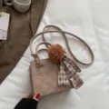 Beige gesteppte Umhängetasche mit pelzigem Bommel und kariertem Schal, PU-Leder. - Khaki