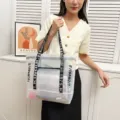 Transparente PVC Damentasche, stilvolle Umhängetasche Jelly Bag mit Buchstaben Riemen. - Weiß