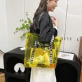 Transparente gelbe Jelly Tasche für Damen, stilvolle PVC Schultertasche mit Buchstaben Trägern. - Gelb