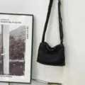 Schwarze Canvas Umhängetasche, Vintage Raw Edge lässige Crossbody Tasche für Damen und Studenten. - Einheitsgröße / Schwarz