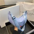 Leichte Nylon Halbmond Schultertasche für Damen, lässige Umhängetasche mit Gurt. - Blau