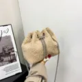 Beige Pluescheimer Tasche mit Metallkettenriemen und Perlenkordel, stilvolle Handtasche. - Khaki