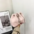 Rosa Plüsch BeutelTasche für Damen, süße flauschige Umhängetasche mit Kette und Perle. - Rosa