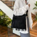 Schwarze Damen Schultertasche aus Wildleder mit Fransen und schicke modische Umhängetasche. - Schwarz