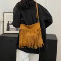 Braune Wildleder Fransen Umhängetasche für Damen, stilvolle minimalistische Handtasche. - Braun