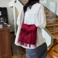 Rote Wildleder Fransen Umhängetasche für Damen, elegante Crossbody Tasche mit Metalldetails. - Rot