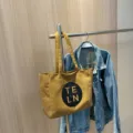 Khaki Canvas Tragetasche für Damen, große Schultertasche mit modischem Buchstabenstickerei. - Braun Ohne Anhänger