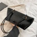 Schwarze Lackleder Umhängetasche schicke minimalistische Damen Handtasche elegant - Schwarz