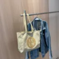 Damen Segeltuch Tote Bag grosse Kapazitaetlaessige Umhaengetasche mit gesticktem Buchstaben-Patch - Beige Ohne Anhänger