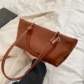 Glänzende Lackleder Schulter-Unterarm-Tragetasche für Damen, elegante braune Pendlertasche. - Braun