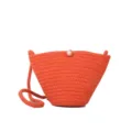 Orange geflochtene Umhängetasche Detail mit dem eleganten Perlenknopfverschluss. - Orange