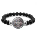 Détail de bracelet de perles médaille Saint Benoît, bijou religieux avec perles noires. - Style Perlé Élastique (JY9765-12)