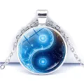 Kosmisch blaue leuchtende Yin Yang Glas Cabochon Anhänger Halskette, elegantes Silberschmuck. - Blaues Universum Tai Chi (JY9753-6)