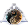 Detaillierte Nahaufnahme einer schönen silberfarbenen Yin-Yang-Glascabochon-Halskette. - Wasser Feuer Tai Chi (JY9753-5)