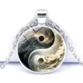 Nahaufnahme Detail der runden Kosmos Yin Yang Glas Cabochon Anhänger Halskette für Unisex. - S&W Sternen-Tai Chi (JY9753-4)
