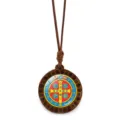 Collana con ciondolo in legno vintage con medaglia di San Benedetto su cordino di cera. - Stile 8 (JY9770-8)