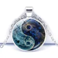Yin Yang Tai Chi Glas Cabochon Halskette mit blaue Nebel Design Metall Kette Schmuck. - Blaues Sternen-Tai Chi (JY9753-3)