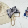 Gesteppte Nylon Achseltasche Schultertasche mit Wolken Schmetterling Print und Goldkette für Damen. - Schwarz