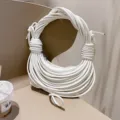 Weisse handgeknuepfte Nudel Schultertasche einzigartiges minimalistisches Wickelkordel Design - Weiß