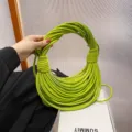 Grüne gewebte Knoten-Hobo-Umhängetasche, stilvolle einzigartige Nudel-Design Handtasche. - Grün
