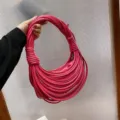 Rosa geflochtene Damen Schultertasche aus Leder, modische Knotentasche fuer den Alltag. - Rot