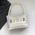 Weisse gesteppte Puffer Tote Tasche, bequeme Umhaengetasche mit bunten Buchstaben. - Weiß