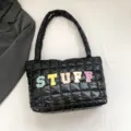 Schwarze gesteppte Puffer-Umhängetasche mit bunten Buchstaben-Patches für den Winter. - Schwarz