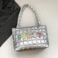 Silberne gesteppte Puffer Tote Tasche für Damen, trendige Schultertasche mit bunten Buchstaben. - Silber