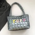 Silberne metallische gesteppte Puffer Tote Tasche für Damen mit bunten Buchstaben Patches - Grau