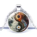 Yin Yang Sonne Mond Gänseblümchen Glas Kuppel Anhänger Halskette Silber Variante - Tai Chi Sonne Mond Gänseblümchen (JY9753-2)