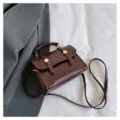 Vintage braune Leder Umhängetasche mit Griff und Metallschnalle, stylisches Herbst Accessoire. - Kaffeebraun