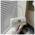 Weisse gesteppte Schultertasche Unterarm Baguette Tasche mit Metallverschluss Damen Mode. - Weiß