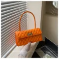 Orangene gesteppte Damentasche, stylische Achseltasche mit Metallverschluss und Einzelgriff. - Orange