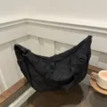 Schwarze gesteppte Nylon Halbmond Schultertasche, lässige Crossover Tasche mit verstellbarem Gurt. - Schwarz