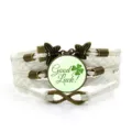 Bracciale in pelle intrecciata multistrato con trifoglio, farfalla vintage e portafortuna. - Stile 8 / Bianco