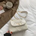 Weisse gesteppte Umhaengetasche mit Goldkette, elegante Damen PU Leder Schultertasche. - Weiß