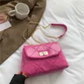 Stylische rosa gesteppte Umhängetasche mit Goldkette und schloß für den täglichen Gebrauch. - Rosa