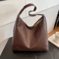 Dark brown woven leather shoulder bag, chic underarm hobo bag variant, stylish minimalist daily. - 34 / Coffee