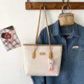 Geräumige Kunstleder-Prägung Shopper Tasche für Damen mit Plüsch Anhänger und doppelten Schulterriemen. - Doppelseitig geprägtes Khaki mit Anhänger