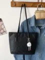 Schwarze geprägte Damentasche große Kapazität Umhängetasche lässige Shopper Handtasche. - Doppelseitig geprägtes Schwarz mit Anhänger