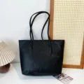 Schwarze gepraegte Tote Bag fuer Damen, stilvolle Pendler Umhaengetasche gross. - Doppelseitig Schwarz