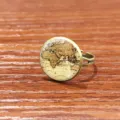 Bague reglable en bronze cabochon verre carte du monde ancienne vue en gros plan detail. - Ouvert Réglable / Motif 1 (JY00476-1)