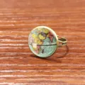 Gros plan detaille d un anneau en bronze vintage avec motif carte du monde en verre cabochon - Ouvert Réglable / Motif 3 (JY00476-3)