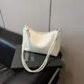 Elegante weiße Schultertasche für Damen, vielseitige Pendler Handtasche mit stilvoller Textur. - Weiß