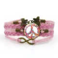 Bracciale in pelle rosa intrecciato multistrato con ciondoli vintage a farfalla e segno di pace. - Rosa Stile 3