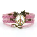 Bracciale in pelle intrecciata rosa con cabochon in vetro con segno di pace floreale e farfalla. - Rosa Stile 10